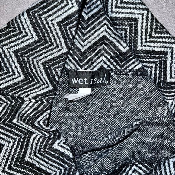 3 FOR $15 🙌🏼 Small Black and gray zigzag print wet seal mini skirt pull on style - Picture 2 of 2